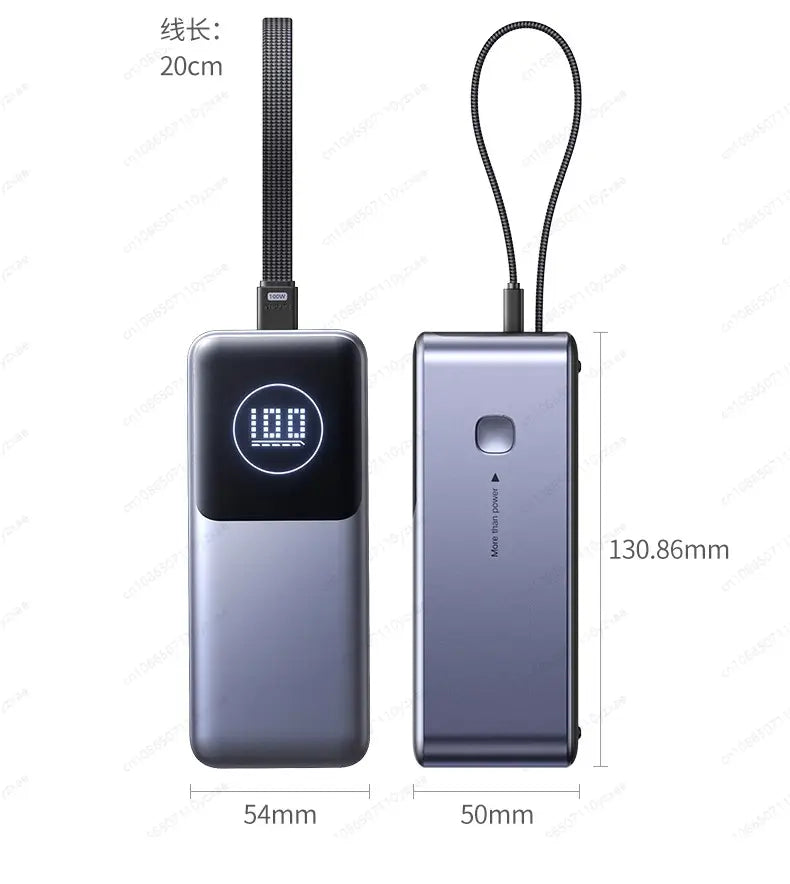 Una elegante power bank de carga rápida dual tono de 130 W con capacidad de 20000 mAh, con cuerpo metálico plateado y pantalla digital negra, que muestra el 100 por ciento de la carga y admite salidas de 5 V⎓3 A y 9 V⎓3 A.