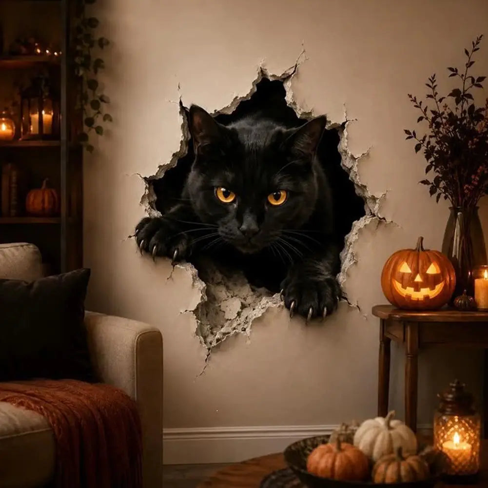 Chat noir aux yeux orange lumineux, apparaissant à travers un autocollant mural 3D pour Halloween en papier déchiré, conçu comme un autocollant mural effrayant pour la décoration d’Halloween.