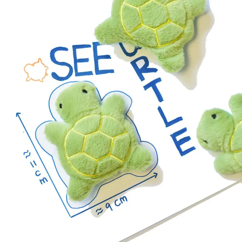 juguetes de peluche blandos con forma de tortuga verde para perros, que presentan detalles amarillos en las costuras del caparazón, diseñados como juguetes de peluche interactivos de animales marinos.