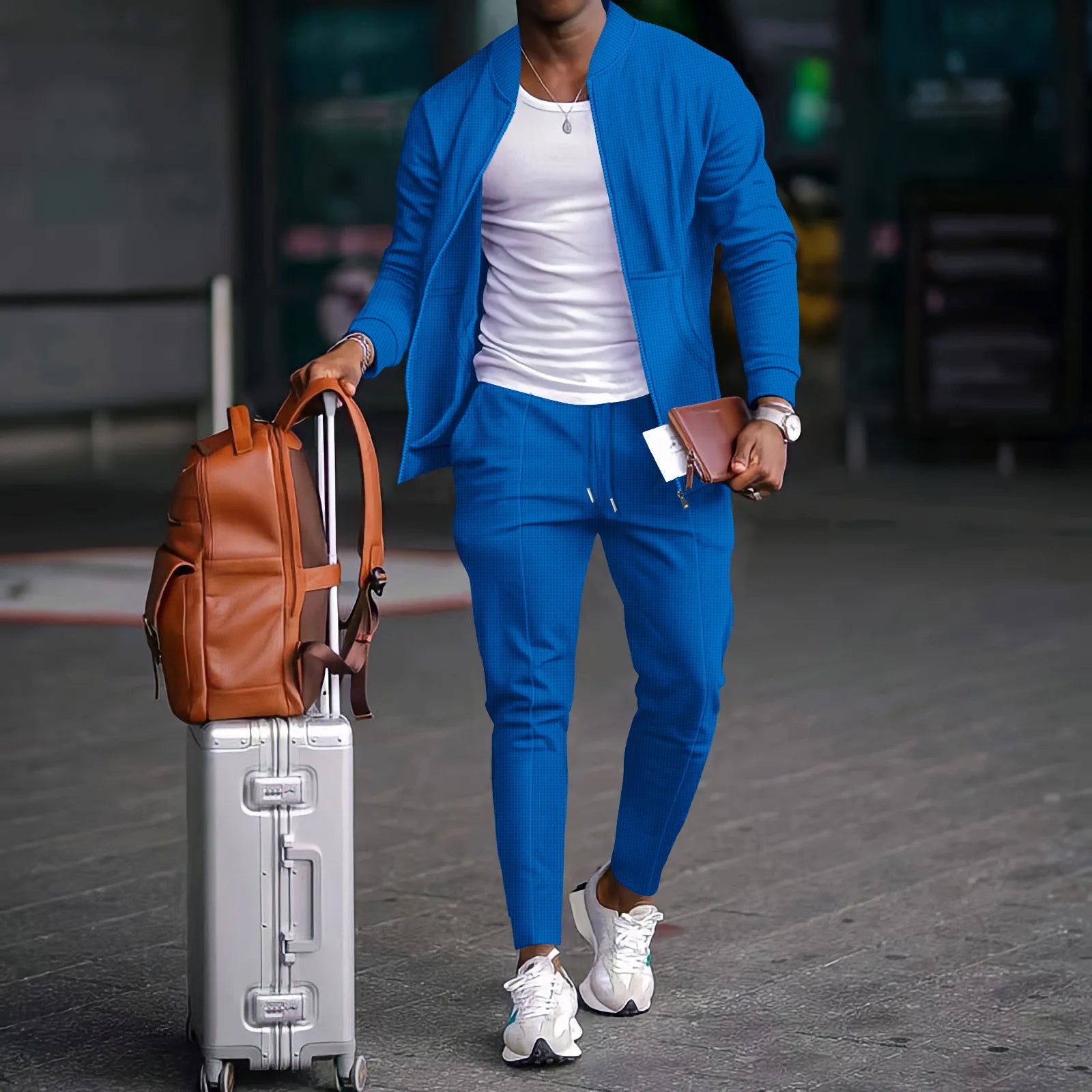 Una maleta elegante de aluminio plateado con asa retráctil y pestillos de cierre resistentes, diseñada para el uso del conjunto informal de deporte tipo gofre para hombre