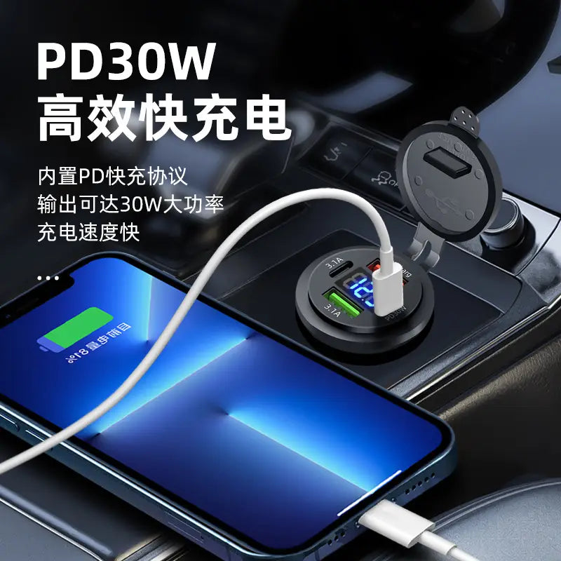 Schwarze, runde 96-W-4-Port-USB-Autoladebuchse mit digitaler Voltmeteranzeige und mehreren USB-Ports, ausgelegt für effizientes 30-W-Schnellladen.
