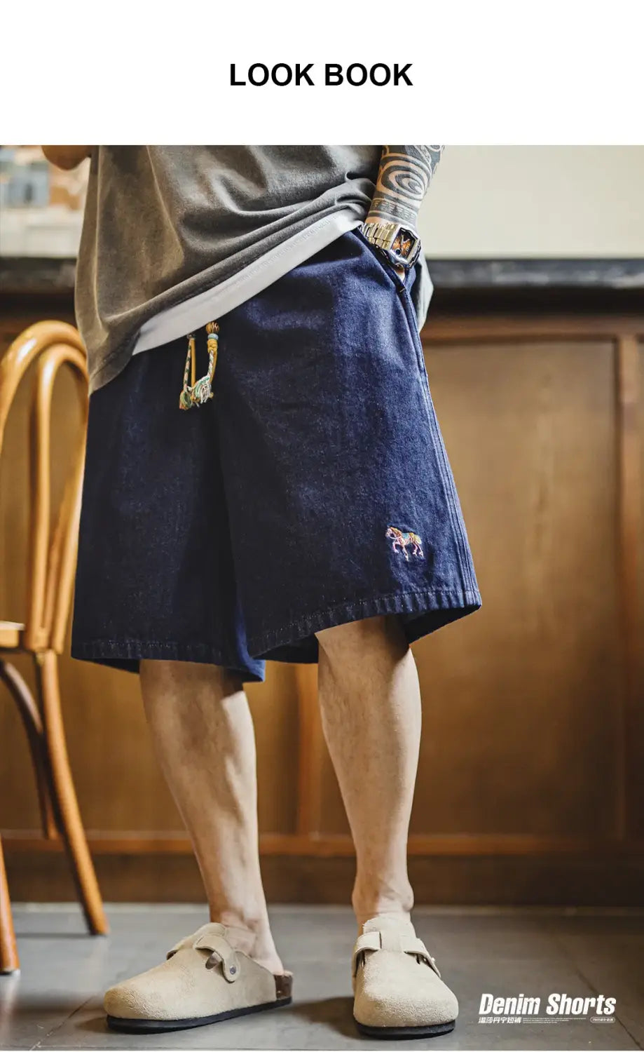 Dunkelblaue Jeansshorts für Herren mit einem dezenten bestickten Pferde-Design am unteren Bein, das den Vintage-Stil hervorhebt.