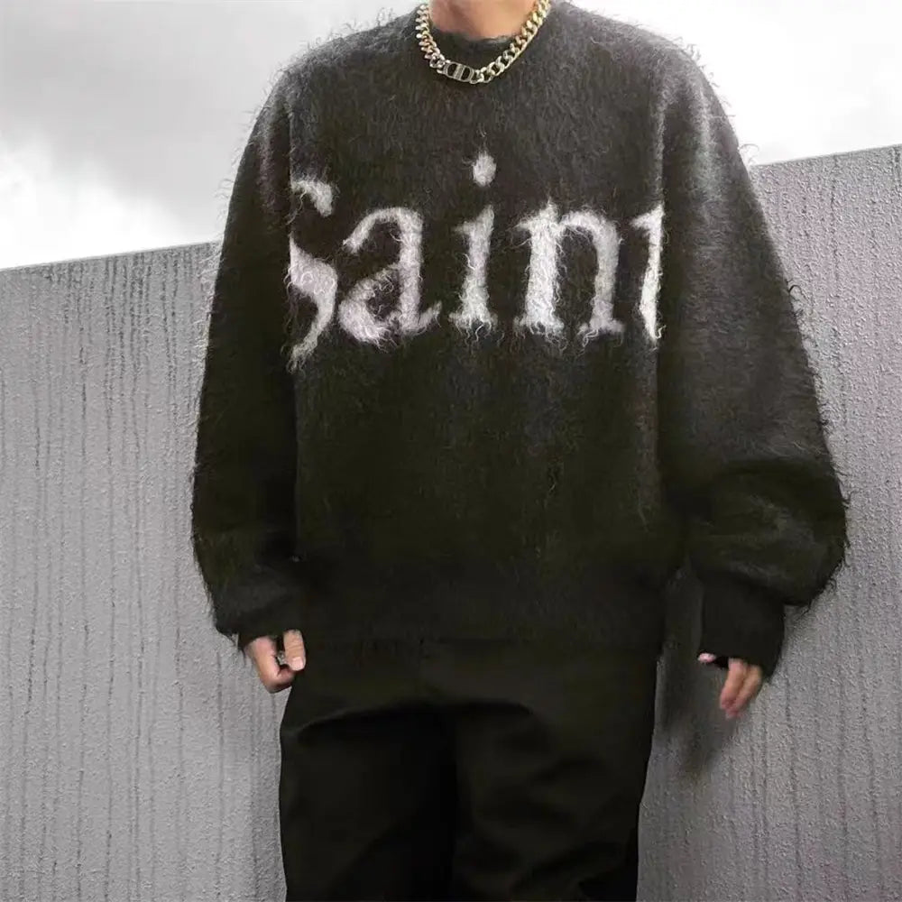 胸元全体に白い刺繍の聖人レタリングをあしらった、ブラックのフワフワオーバーサイズニットセーター。