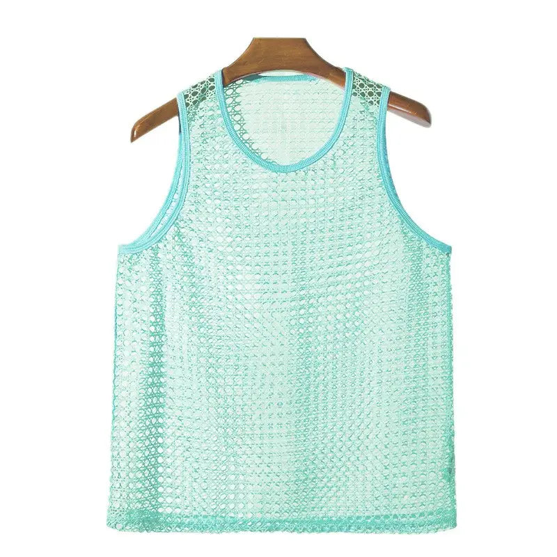 Débardeur en maille turquoise clair pour hommes, présentant un motif délicat de type dentelle et une bordure assortie le long de l’encolure et des emmanchures, conçu pour des tenues d’été décontractées.