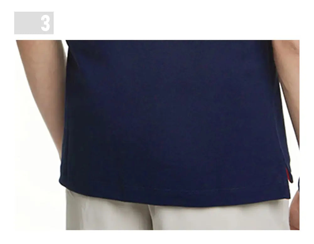 Marineblaues Herren-Poloshirt aus Baumwolle mit Kontrastbesatz und einem dezenten roten Label auf der rechten Unterseite.