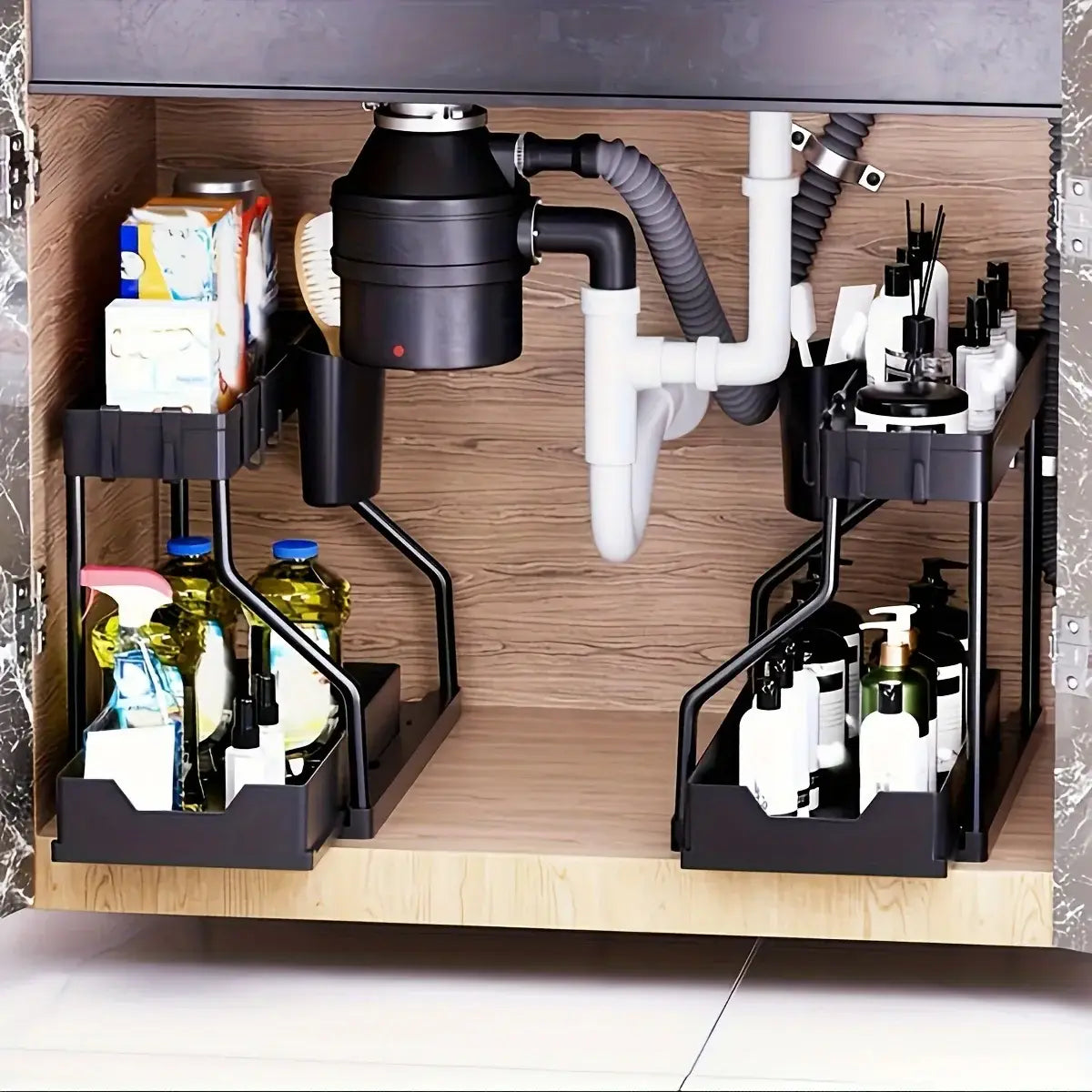 Organisateur de rangement pour évier de cuisine à extraction sous l’évier, noir, à deux niveaux en métal, avec plateaux coulissants et un cadre robuste pour un rangement sous évier.