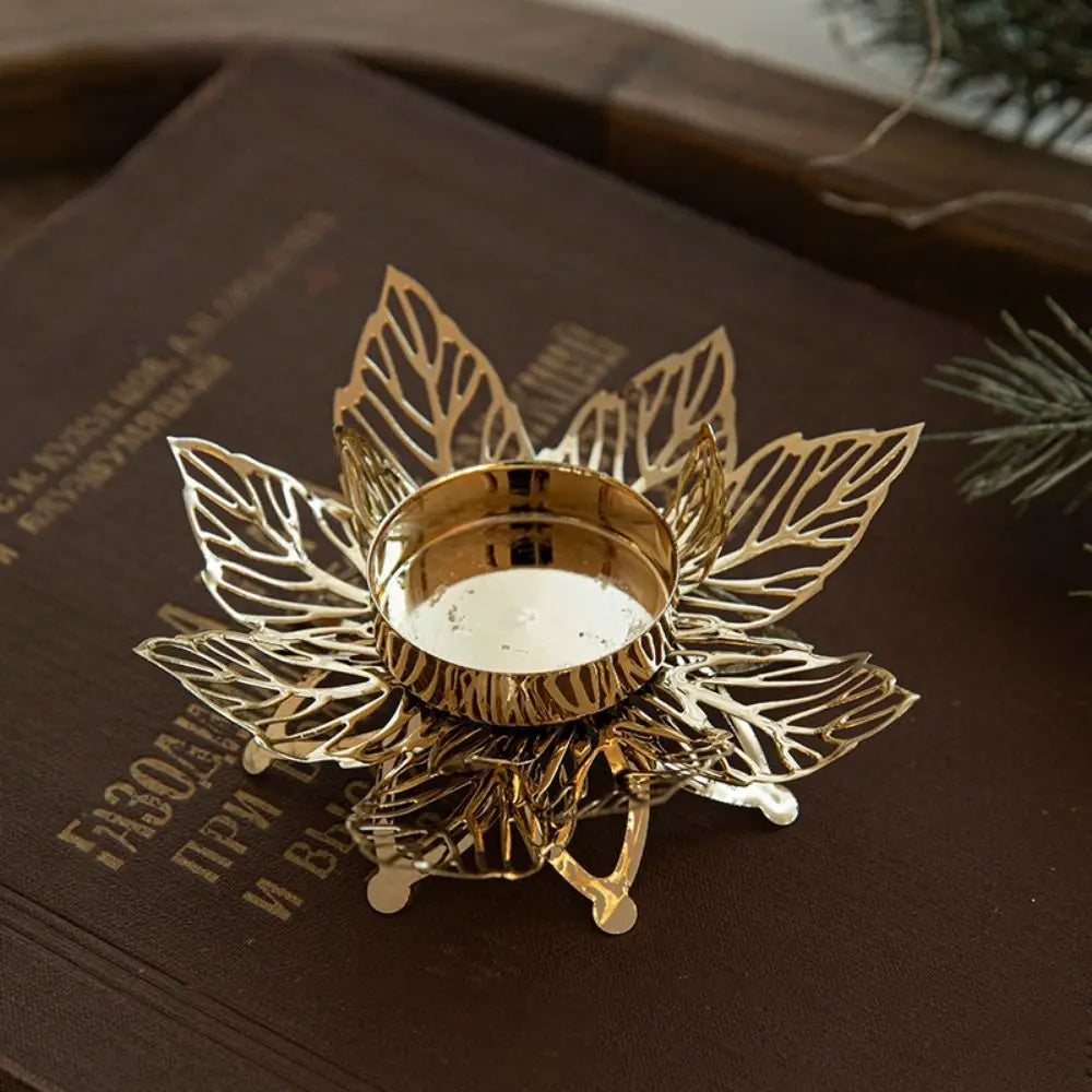 bougeoirs en forme d’étoile de neige en fer doré, agrémentés de découpes détaillées en forme de feuilles et d’une finition métallique réfléchissante, pour une décoration de table