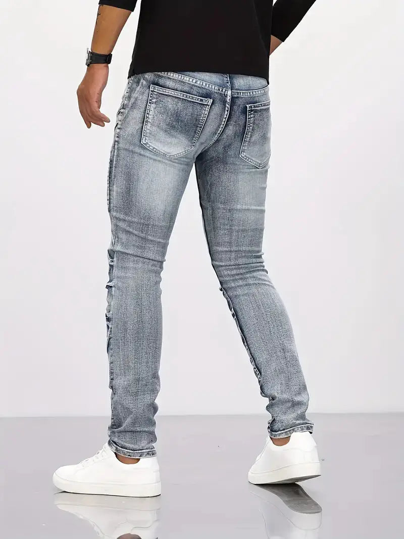 Jean biker slim fit délavé, fabriqué en pantalon de denim déchiré, avec des détails le long des coutures extérieures.