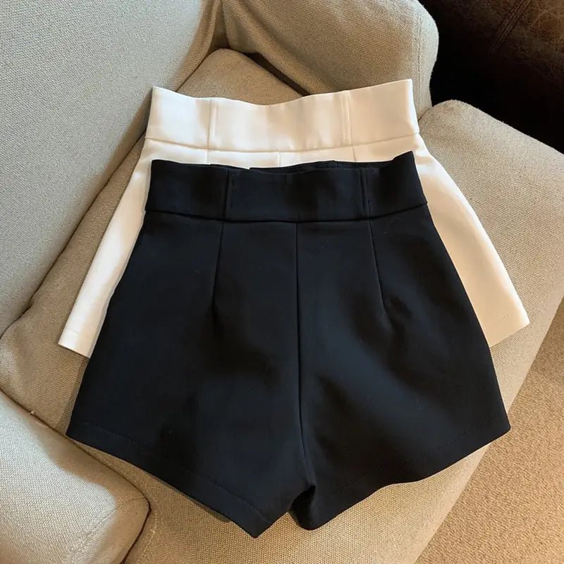 Damen-High-Waist-Shorts von Mooyufon in Schwarz mit Falten vorne und weißem Bund.