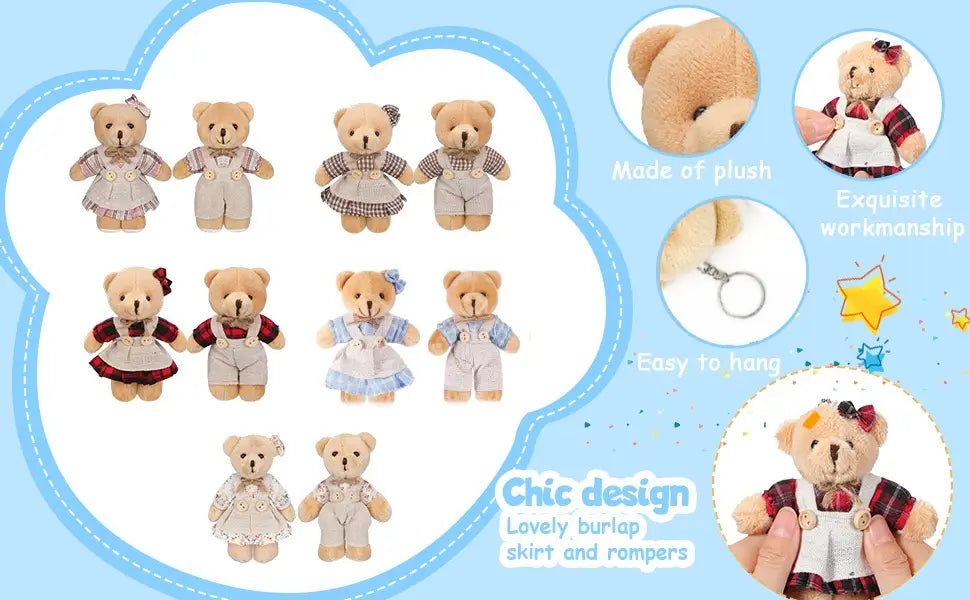 Mignon coffret cadeau de baby shower mini-ours en peluche beige, présentant des tenues élégantes avec des jupes en toile de jute, des ensembles type combinaison, des chemises à carreaux et des nœuds.
