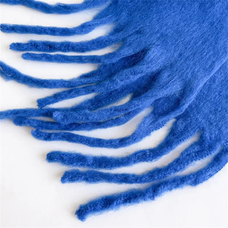 Ein flauschiger, leuchtend blauer Damenschal mit Cashmere-ähnlichem Gefühl für den Winter mit weicher, samtig-flauschiger Textur und langen, fließenden Fransen.