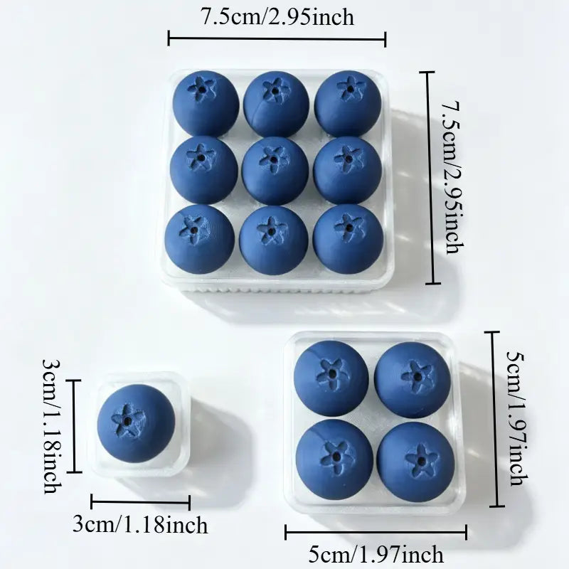 bacs à glaçons en silicone bleu, en forme de myrtille, dans un emballage en plastique transparent, conçus comme un jouet d’apaisement de type « fidget » en forme de myrtille pour soulager le stress