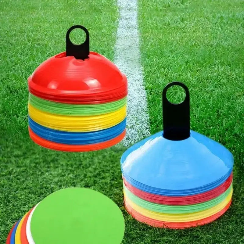 Stapeln farbenfroher Kunststoff-Agility-Fußball-Trainingskegel mit schwarzen Griffen in kräftigen Rot-, Gelb-, Blau- und Grüntönen.