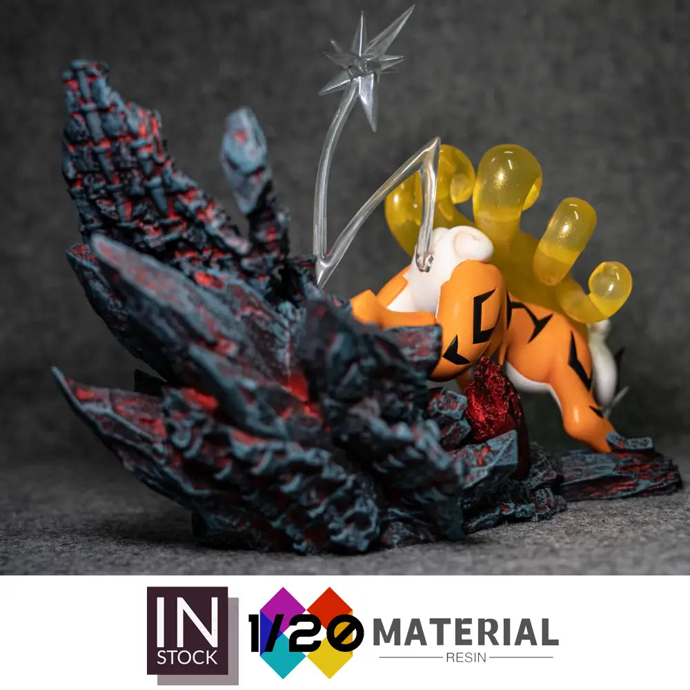 Figura de Pokémon tipo tigre naranja y blanco, con orbes translúcidos amarillos en la cola y un accesorio plateado con forma de estrella, sobre una base original brillante y quemada de torre procedente de Ciudad Paleta.