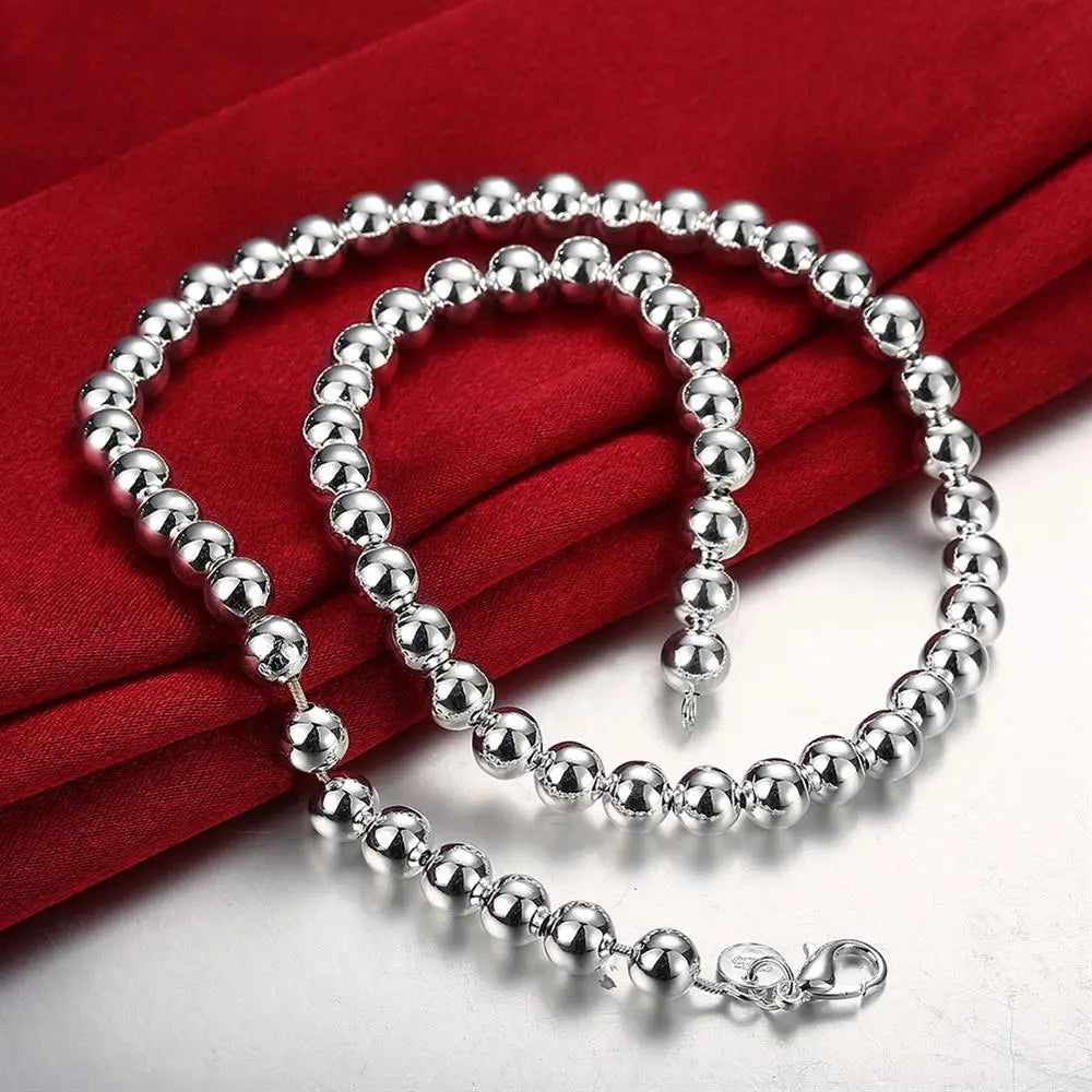 Ensemble de parure en argent orné de perles : collier en argent sterling, comprenant un collier en chaîne à boules argentées, avec une finition polie élégante et un fermoir sécurisé.