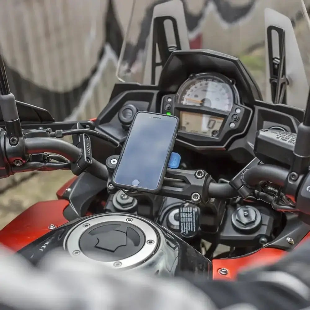 Teléfono inteligente negro montado en un manillar de motocicleta con empuñadura negra y detalles plateados, mediante un soporte para teléfono en el manillar de la bicicleta para teléfonos inteligentes de 4,7 a 7,2 pulgadas.