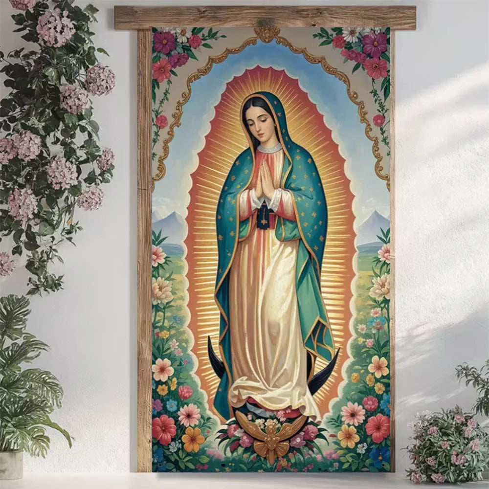 Eine lebhafte Blumenwand im Rahmenstil mit der Darstellung der Jungfrau von Guadalupe in einem Türkis- und Cremegewand mit goldenen Heiligenscheinen, entworfen als religiöse Oster-Jesus-Türverkleidung für Fotografie-Hintergrund-Banner.