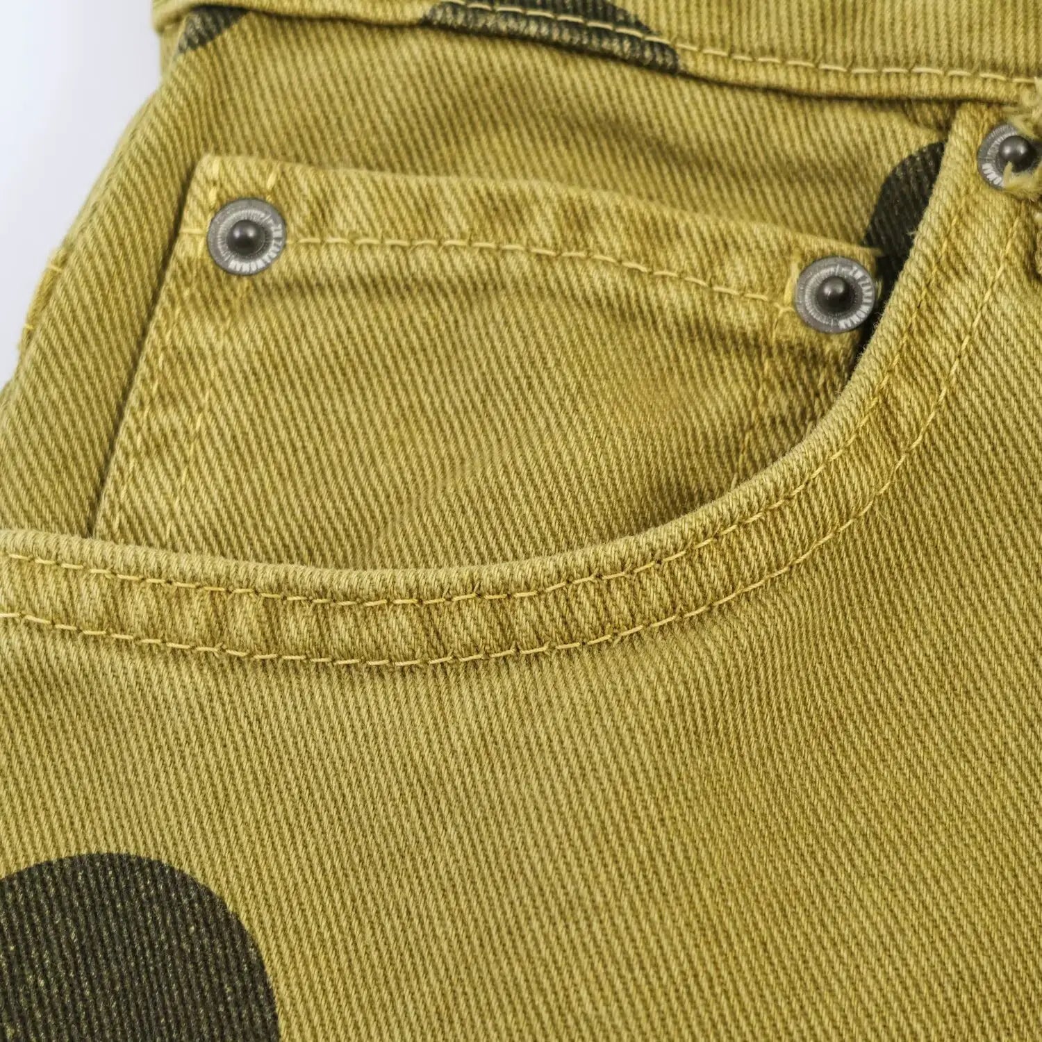 Olivgrüne Denim-Jeans mit weitem Bein: schwarze Polka-Dots und silberfarbene Knopfverschlüsse in einem Design mit hoher Taille.