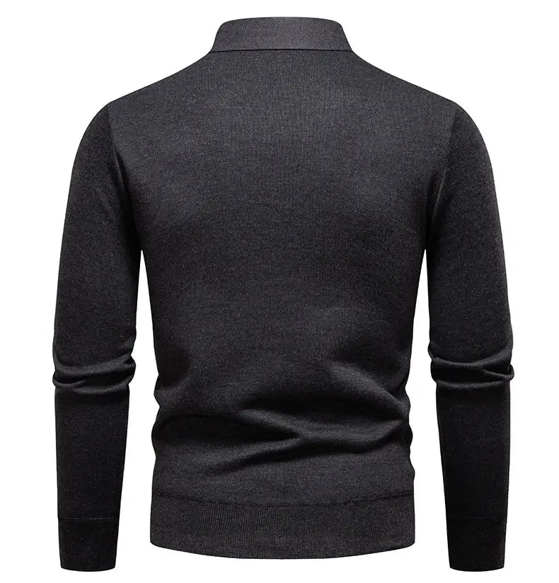 Dunkelgrauer strukturierter Herren-Pullover mit Stehkragen und Strickjersey-Polo-Optik mit Stehkragen und gerippten Bündchen.