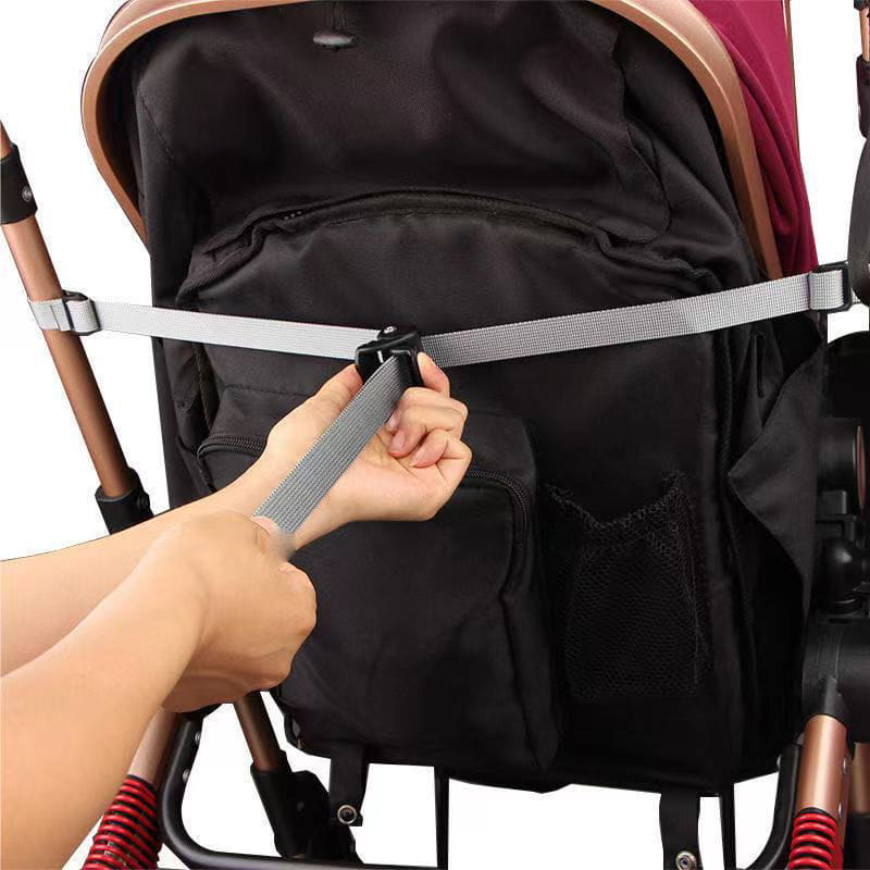 Gurtband für die Rückenlehnenverstellung des Kinderwagens aus grauem Stoff mit schwarzer Kunststoffschnalle, von der Rückseite dargestellt.