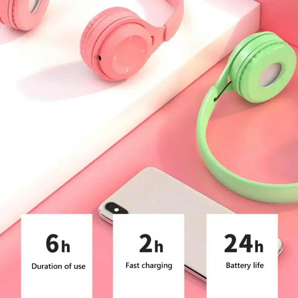 ピンクとミントグリーンのワイヤレス・オーバーイヤーBluetoothヘッドホン。3.5mmオーディオポートを備えた洗練されたモダンデザインで、最適化された充電時間に対応しています。