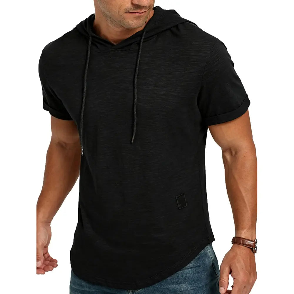 Veste à capuche respirante légère pour homme, à manches courtes, noire, avec cordons et tissu texturé subtil, conçue pour des tenues décontractées.