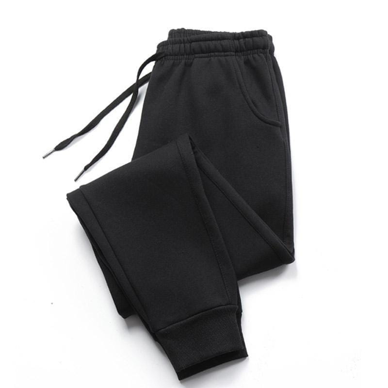 Survêtements jogger en molleton noir pour homme avec taille élastique et cordon, matière en molleton douce et poignets côtelés, conçus pour un port décontracté et à l’entraînement.