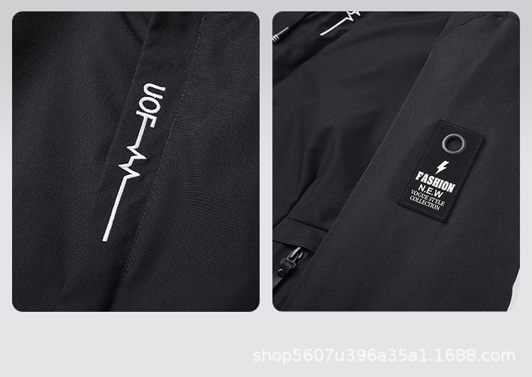 Chaqueta impermeable con capucha para hombre de color negro fabricada con material tipo lana, con texto bordado en blanco y etiqueta de parche negra, estilo de colección fashion new wooly, mostrada desde el lado posterior.