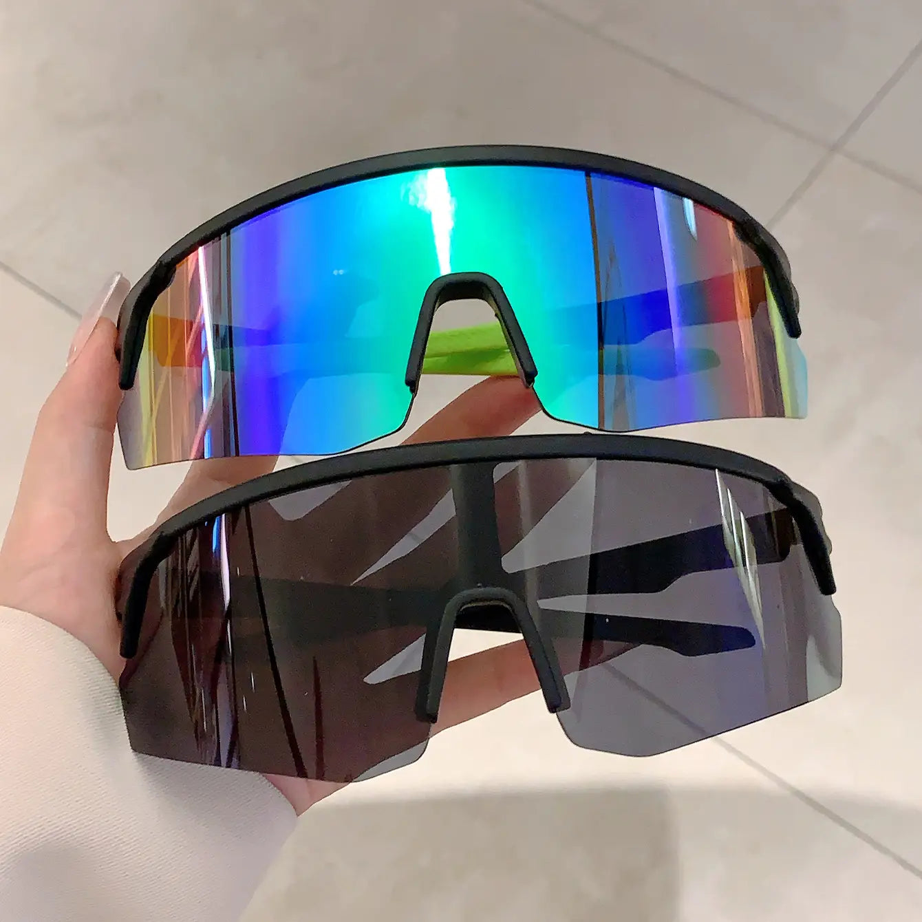 Lunettes de soleil de sport surdimensionnées à monture noire, avec verres irisés bleus et miroirs dégradés arc-en-ciel pour le cyclisme.
