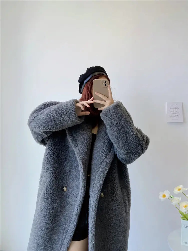 Abrigo tipo osito de peluche de lana esponjosa color gris para mujer, con diseño de abrigo largo, prestando atención a los detalles del contorno de pecho y del contorno de cadera, y enfatizando el servicio de atención al cliente para consultas sobre el ajuste.