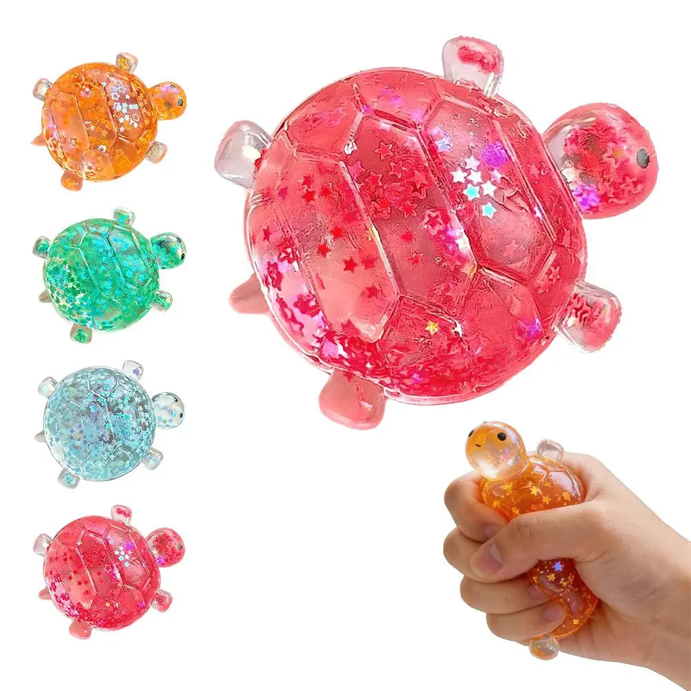Ein pinkfarbenes Schildkröten-Spielzeug mit glitzernder Sternfüllung, hergestellt aus weichem, knautschbarem Material, entworfen als Fidget-Spielzeug zur Stresslinderung und für angenehmes Zusammendrücken