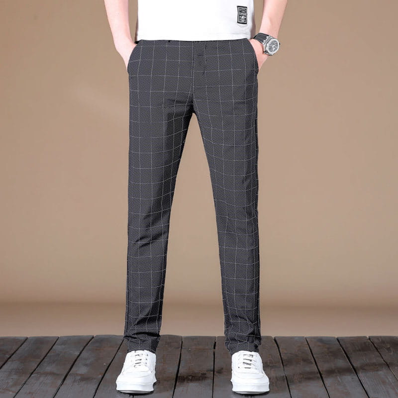 Pantalon de costume d’affaires pour homme en soie glacée, gris foncé, avec motif de quadrillage blanc discret, fabriqué dans un tissu lisse et léger.