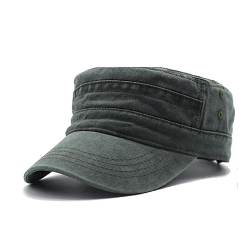 Casquette militaire en coton vert foncé avec tissu en denim vintage, design de dessus plat structuré et détails de couture visibles.