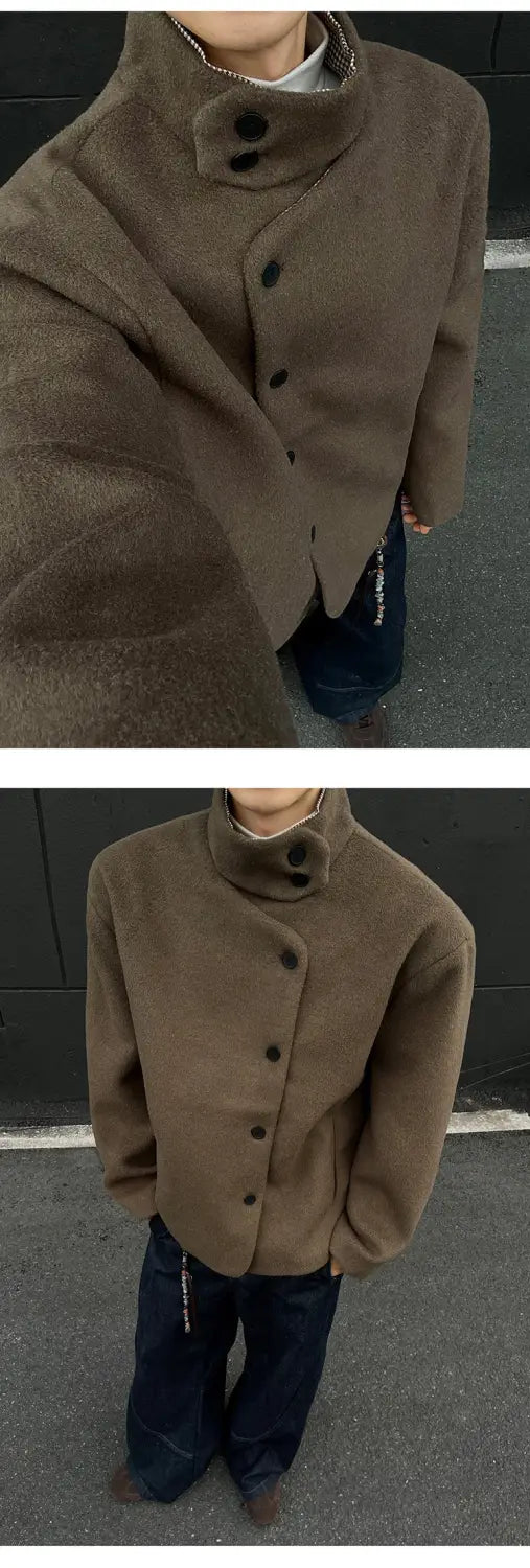 Une veste d’hiver en laine marron surdimensionnée et confortable pour homme, avec un col montant haut et une fermeture boutonnée à l’avant, conçue pour une coupe slim.
