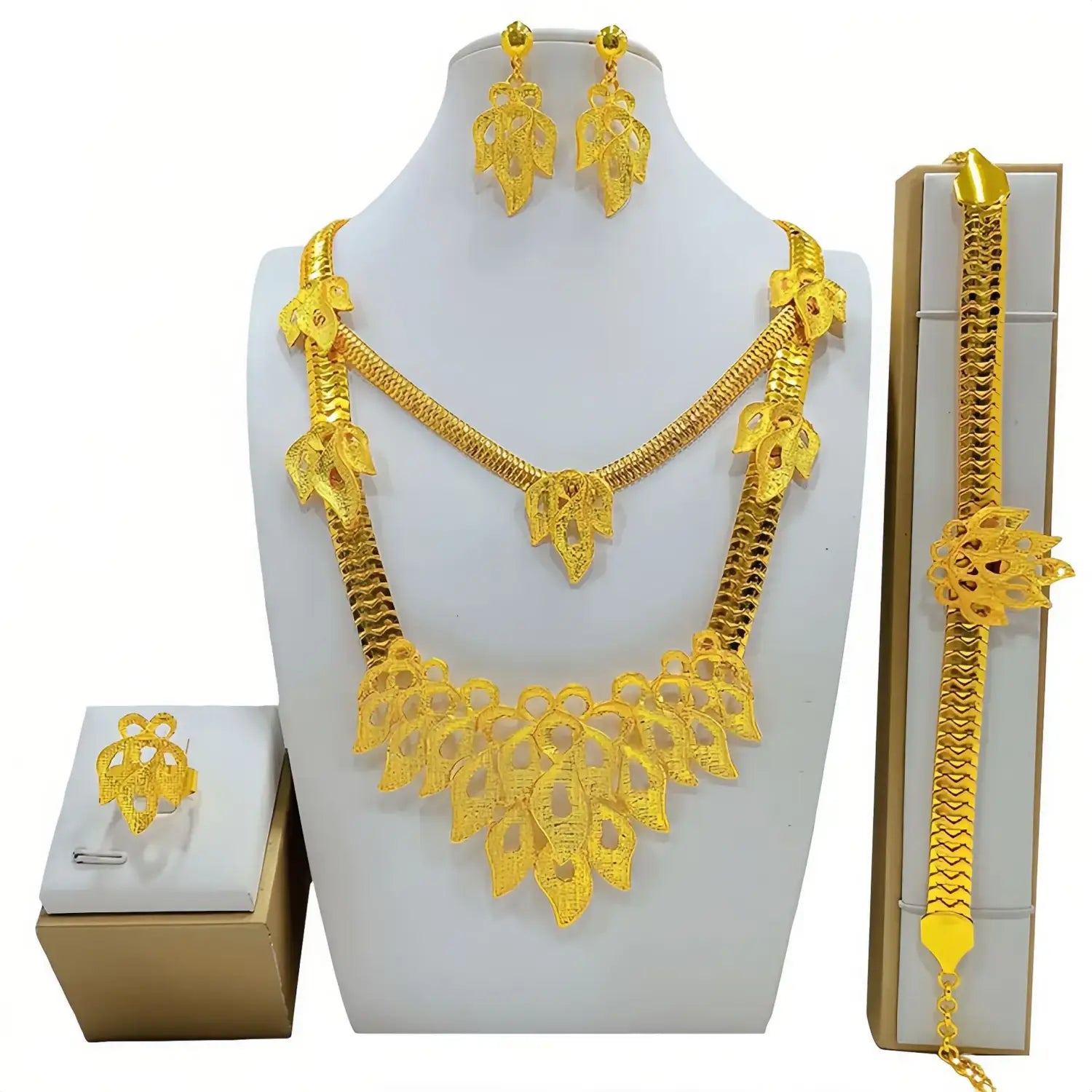 juego de joyería de pedida nupcial con filigrana dorada, que incluye un collar con patrón de hojas de oro, con diseño de filigrana intrincado y cadenas superpuestas.