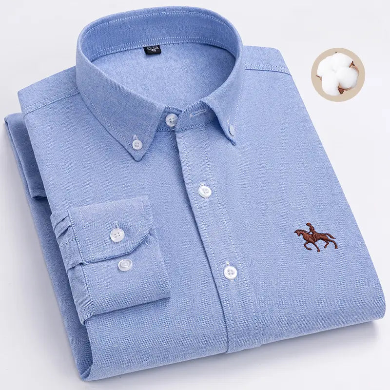 Chemise pour homme en oxford à coupe ajustée 100 % coton bleu clair, avec un logo de cheval et cavalier marron brodé sur la partie gauche de la poitrine.