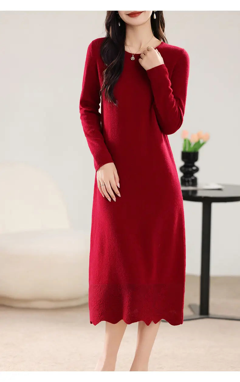 Ein kräftig rotes Wollstrickkleid mit langen Ärmeln, Midi-Länge, gesäumtem Volantabschluss und dezenten Spitzen-Details am unteren Saum.