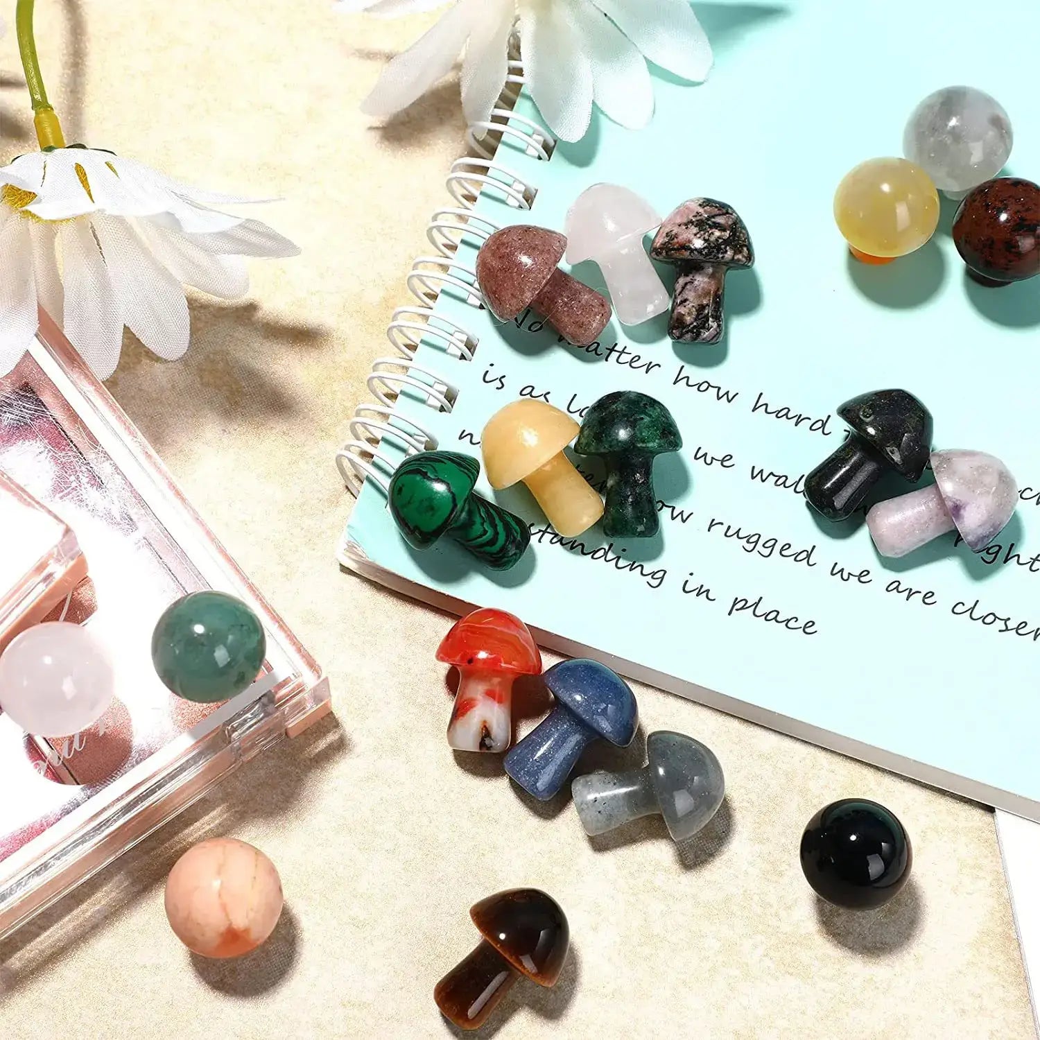 Una colección de figuras de hongos pulidas y coloridas hechas con cuentas de piedras preciosas de cristal natural en diversos tonos y patrones para la decoración de mini jardines.