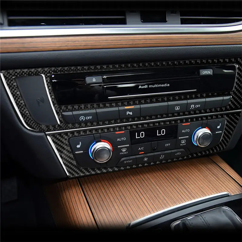 Zierleisten-Aufkleber aus Carbonfaser für das Audi A6 A7-Multimediasystem mit schwarzen und silbernen Akzenten für Modelljahre von 2012 bis 2018.
