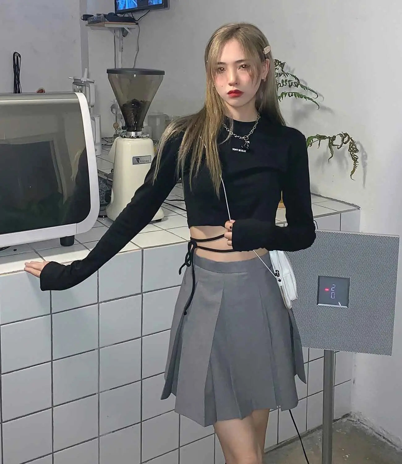 Schwarzes Damen-Langarm-Crisscross-Crop-Top mit gerippten Bündchen und Front-Bindungsdetail aus weichem Stoff