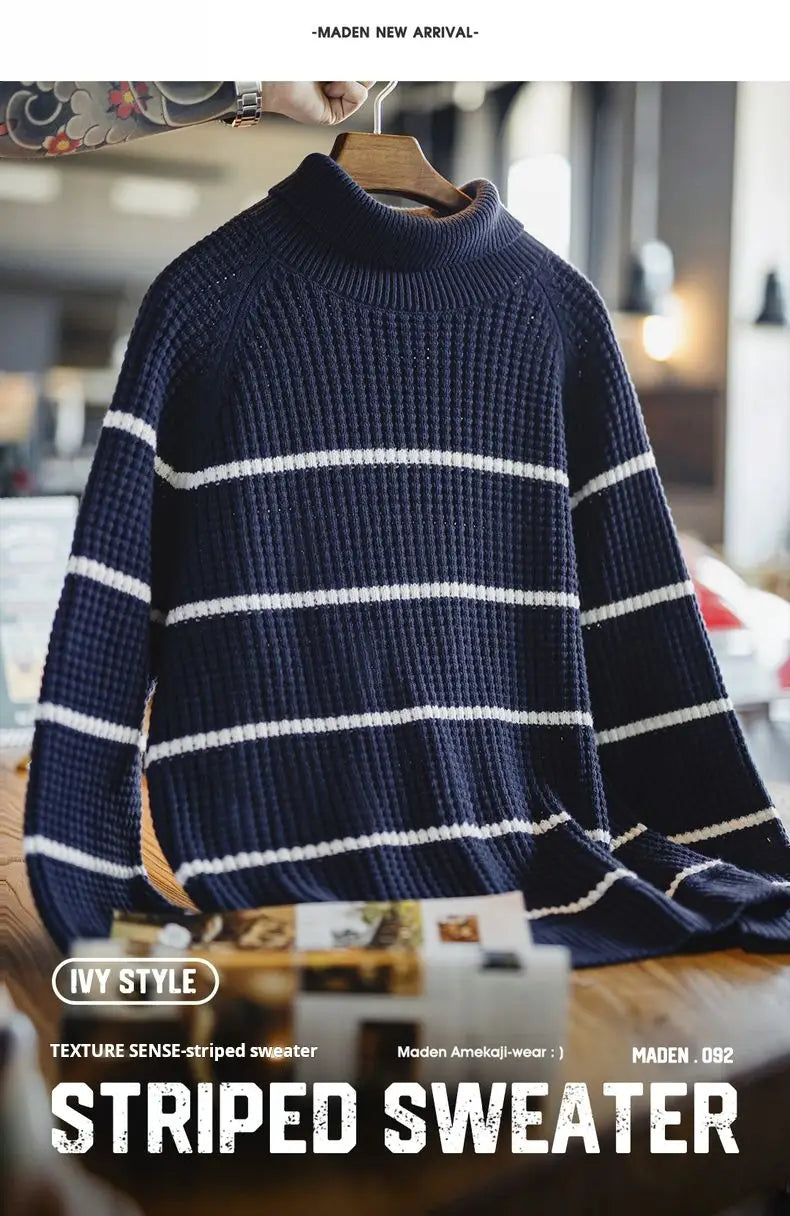 Navyblauer und weißer horizontal gestreifter Strukturstrickpullover für Herren mit Rollkragen-Design, ausgelegt für warme Strickkleidung im Winter.