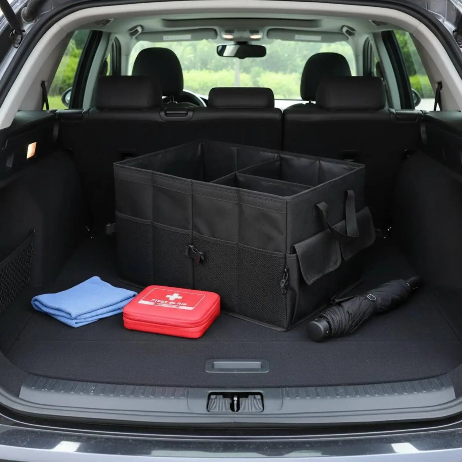 Schwarzer, faltbarer Kofferraum-Organizer für das Auto, 60-l-Aufbewahrungsbox aus Stoff mit mehreren Fächern und seitlichen Taschen für eine praktische Fahrzeugaufbewahrung.