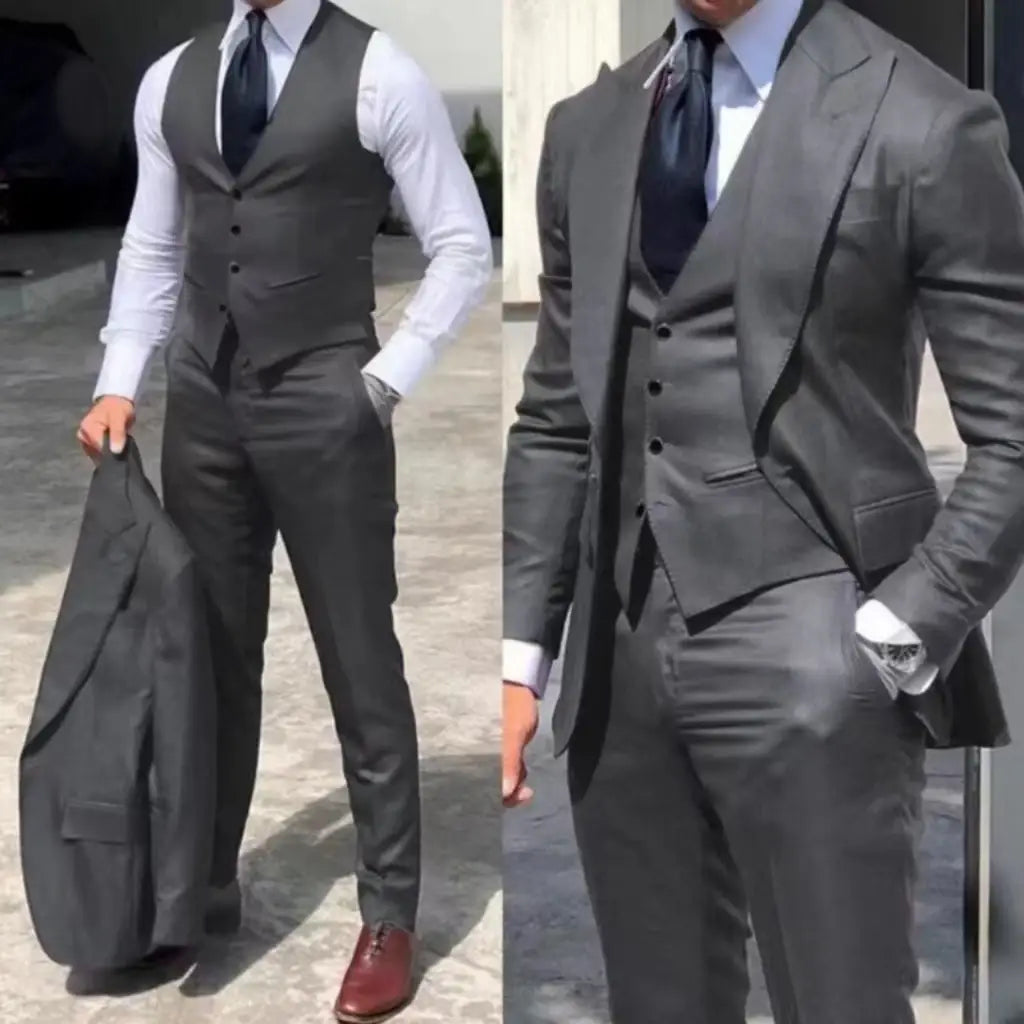 Un élégant costume gris anthracite, pour homme, avec une coupe ajustée trois pièces smoking, un type de fermeture ajusté et des mesures précises du tour de poitrine.