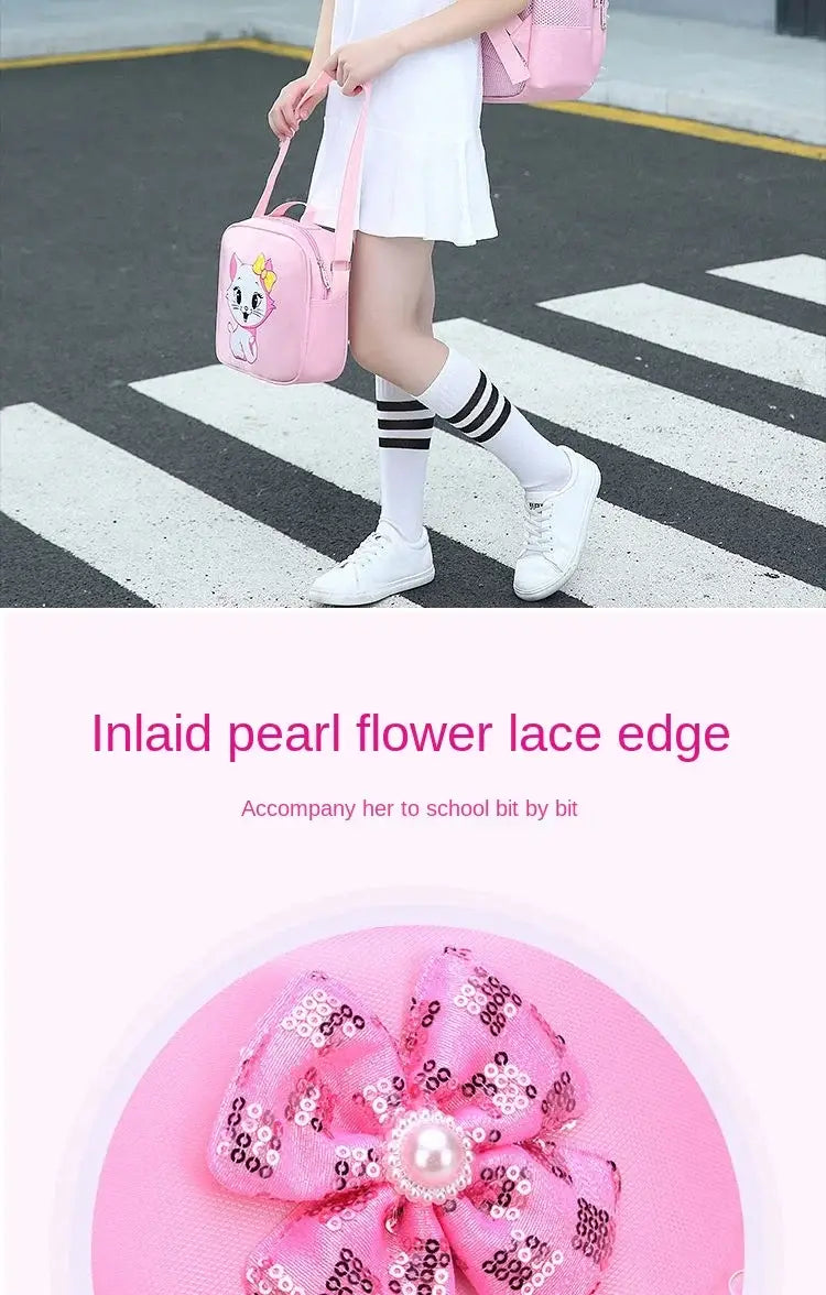 Rosa Pailletten-Blumenaccessoire mit einem Perlenzentrum auf einem rosa Katzen-Schulrucksack-Set für Mädchen