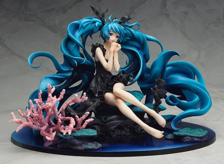 Eine detaillierte Hatsune Miku Figma Deep Sea Girl PVC-Figur mit lebhaft blauem Haar und einem schwarzen Kleid, die auf einem Unterwasser-Themensockel sitzt, mit Korallen und Gestein; als Fertigerzeugnis, tatsächliches Produkt.