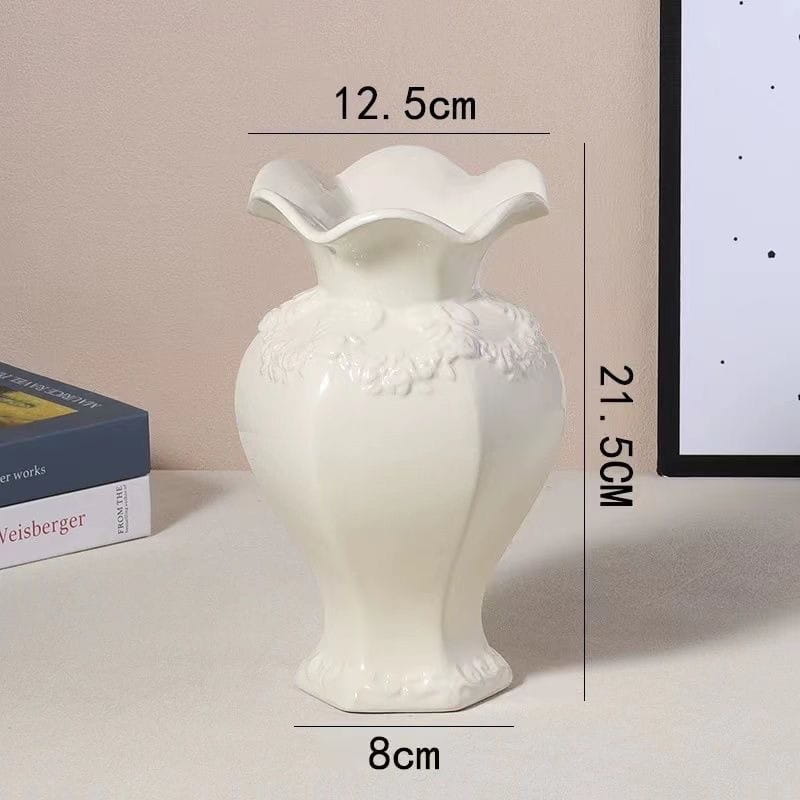 Un jarrón de cerámica moderno francés blanco con borde acanalado y detalles florales en relieve, ideal para la decoración del hogar con jarrones de cerámica modernos.