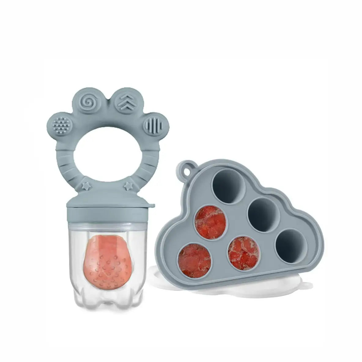 Ein grauer Silikon-Baby-Obstfütterer-Beißring mit Pfotenabdruck-Design und klarem Plastikbehälter, der eine rötlich wirkende Fruchtscheibe aus dem Silikon-Eiswürfelbehälter-Set enthält.