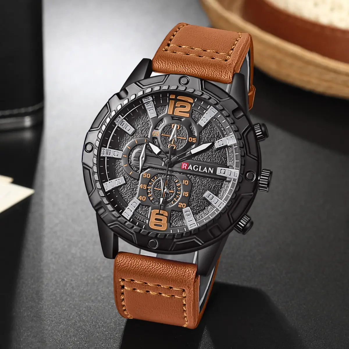 Montre à quartz pour homme avec chronographe, en cuir, présentant un design noir et tan, un cadran robuste texturé et des chiffres orange aux positions 12 et 6 heures.