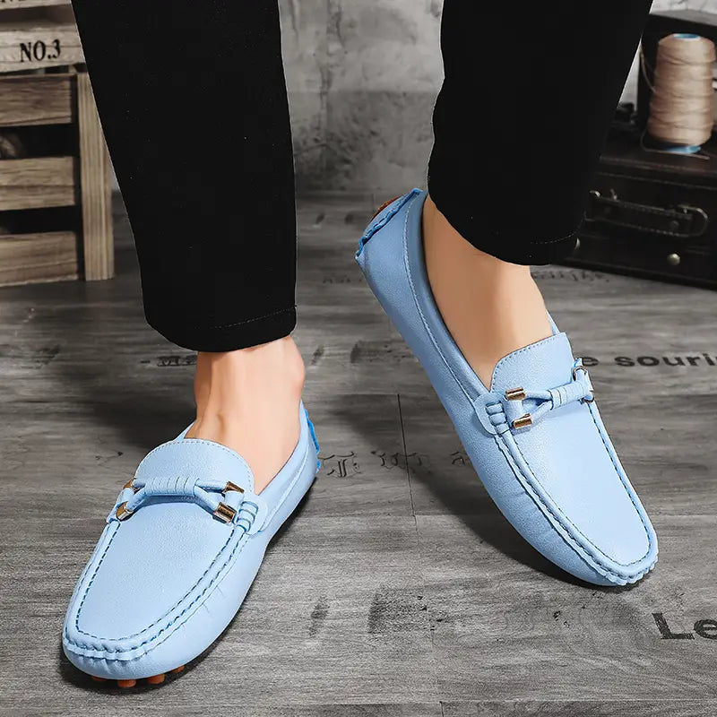 Chaussures à enfiler habillées en cuir bleu clair pour hommes, se portant sans effort avec des chaussures décontractées, avec des accents métalliques ton or et un design cousu.