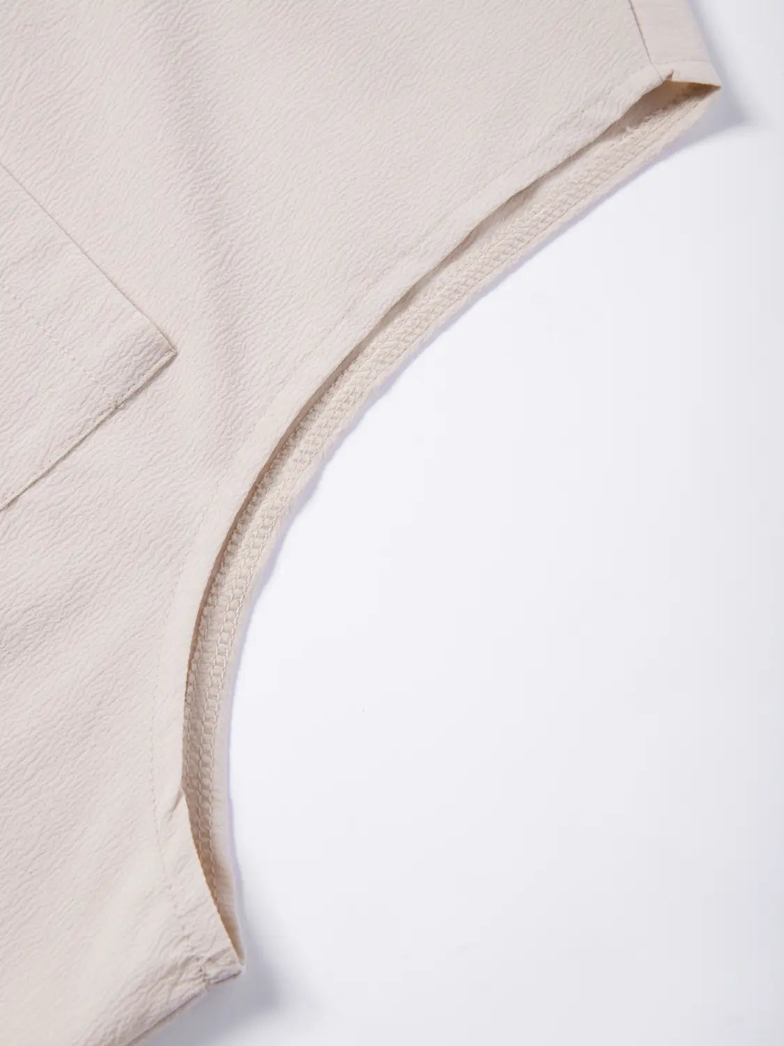 Herren-Schnürstrick-Ärmellos-Top in Beige mit weichem, strukturiertem Stoff und sauber genähter Saumkante für den lässigen Alltag.